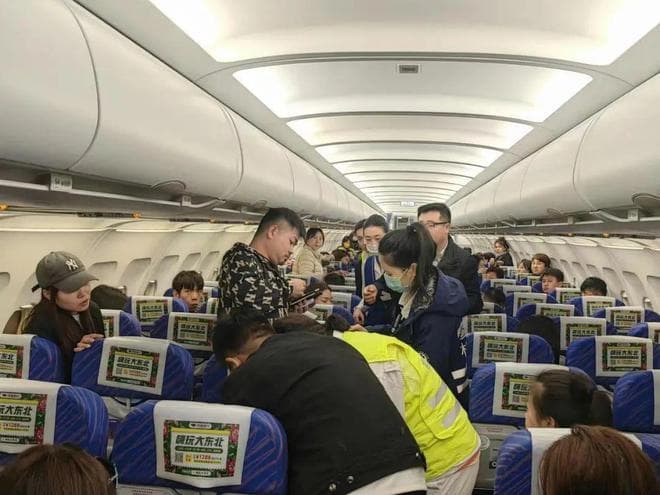 南航航班紧急备降：广州飞哈尔滨途中旅客突发呼吸困难
