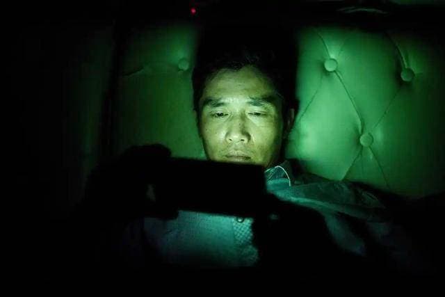 医生提醒：这些行为比熬夜更伤脑，很多人却在不知不觉中犯了