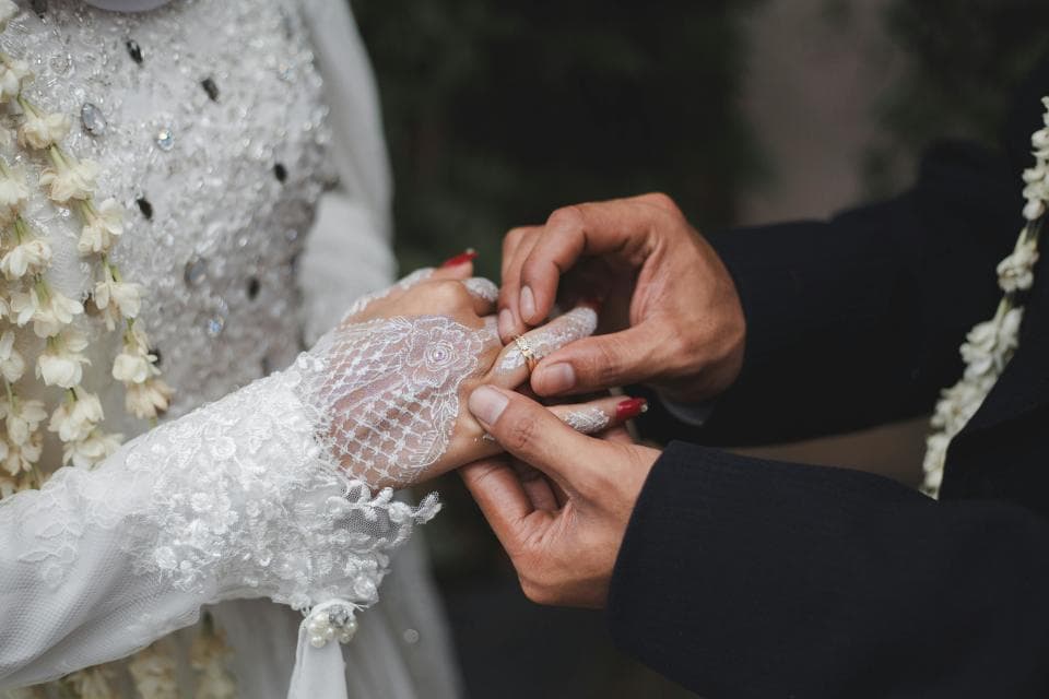 结婚人数降至历史新低！不结婚的代价，比我们想象的更大
