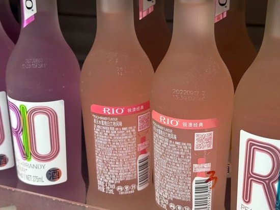卖不动的RIO鸡尾酒，跌不止的百润股份