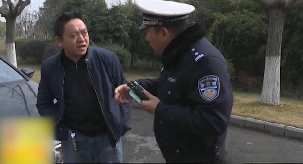 曾火爆全网的谭警官，因抑郁选择辞职，如今再穿“警服”让人泪目