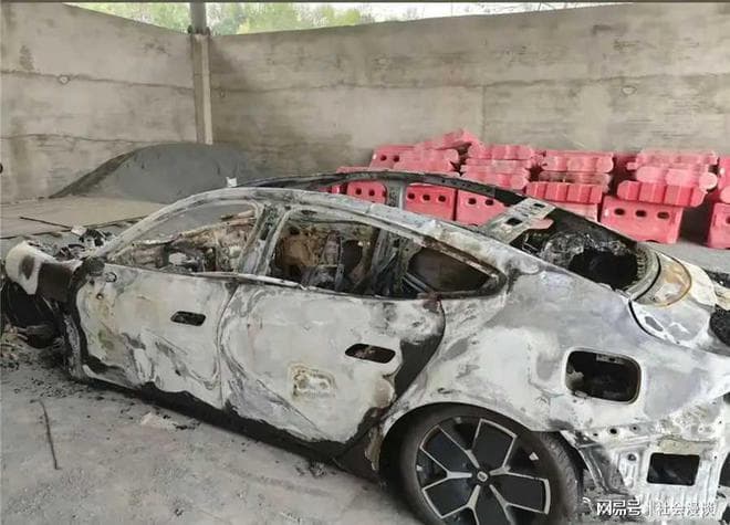 小米SU7高速起火事故细节披露：自动驾驶模式下撞击护栏，车门未开启成疑点