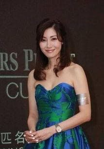 54岁李嘉欣宣布复出，疑有大动作，重燃影坛风云