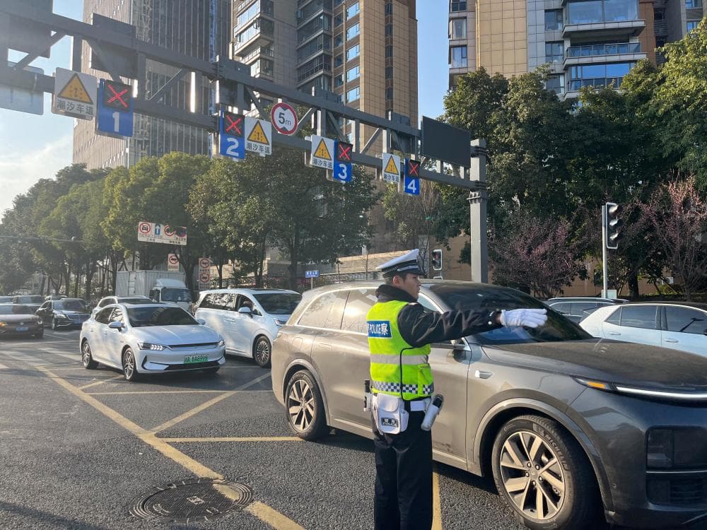 成都一堵点路口改造记：两招“微改造”实现畅通与安全双赢