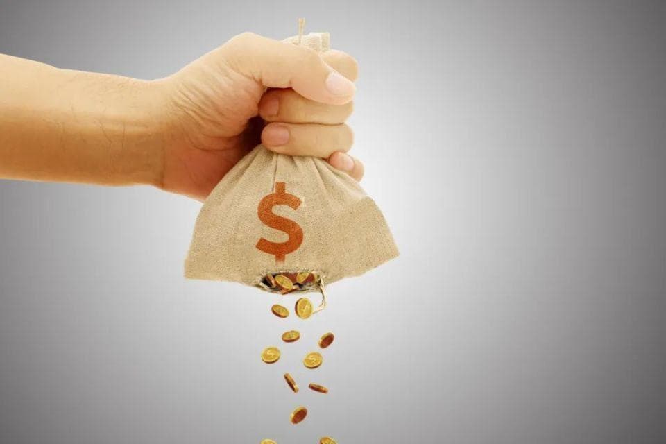 杉杉股份：大股东挪用资金与股权冻结，财务危机四伏，盲目扩张自食苦果