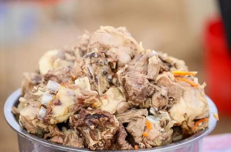 烀羊肉的秘密全都教给你，何炖出鲜嫩不膻的美味？选材、火候、调料一网打尽！