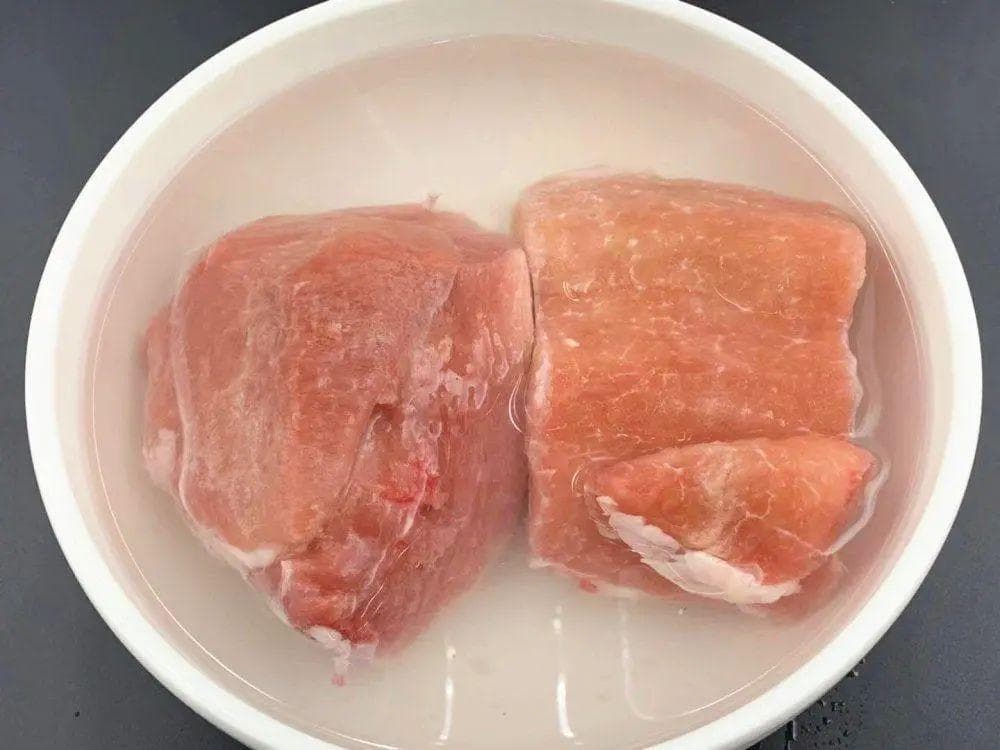 冰箱刚拿出来的冻肉，不要拿水泡，教你一招，10分钟把冻肉解冻！
