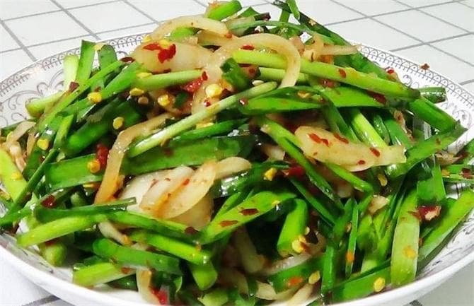 这样做的韭菜吃着才过瘾，简单一拌就做好，韭菜生吃真给力