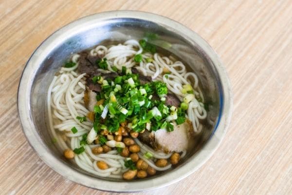 一碗米线的热量是多少？与米饭相比如何？