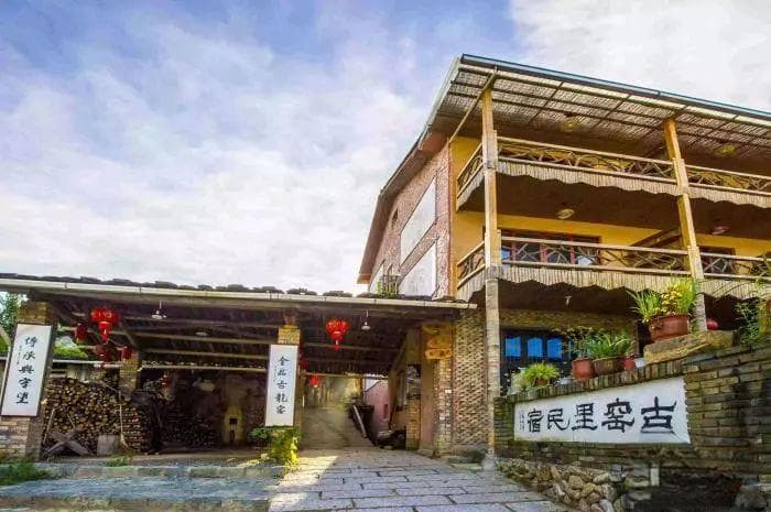 在浙江龙泉，宝剑与青瓷立下“千年之约”
