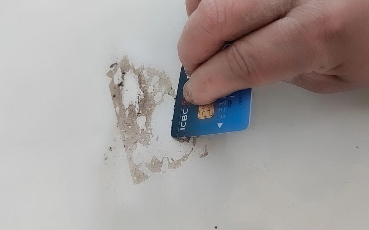 如何安全地去除胶水残留物？