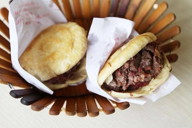 探寻古城美食密码，保定驴肉火烧香飘千年