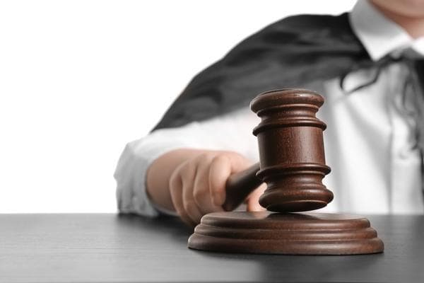 预审与审判：职责分工与程序差异