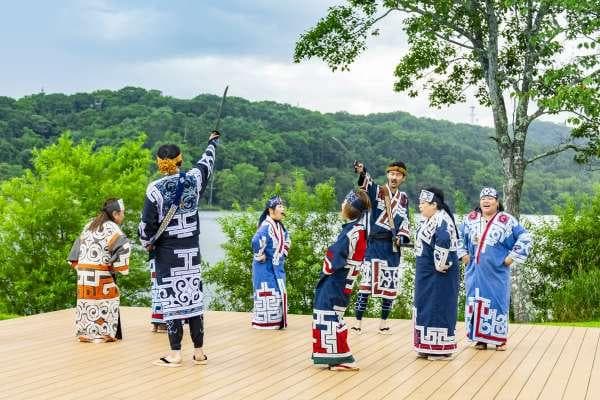 探访北海道丰富的自然风光、体验本土原住民的传统
