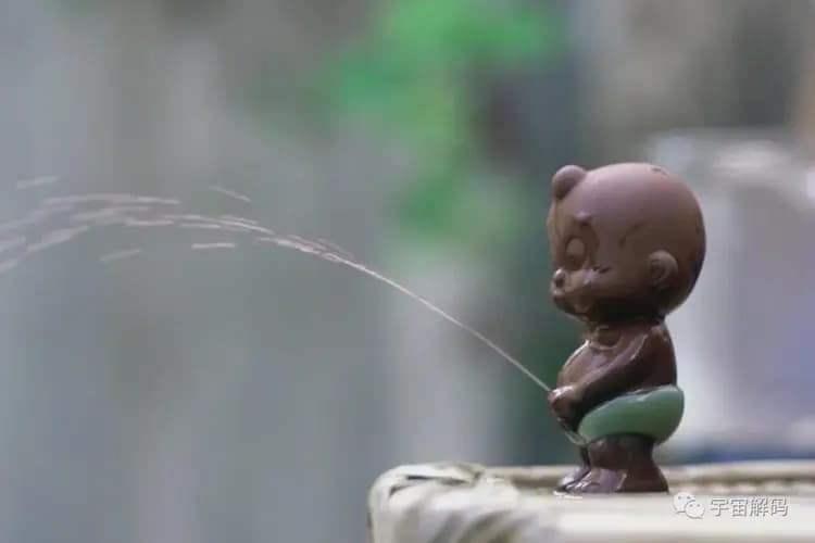 为什么不能往开水中尿尿？根据马拉高尼效应，热水会逆流而上
