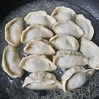 带薄脆的水煎饺