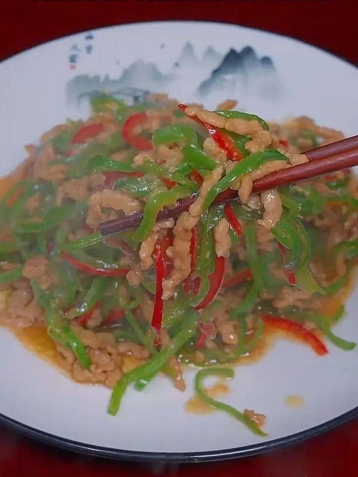 五道美味家常菜：青椒炒肉丝、酸辣藕丁、辣椒炒鸡蛋、酸辣土豆丝、凉拌金针菇