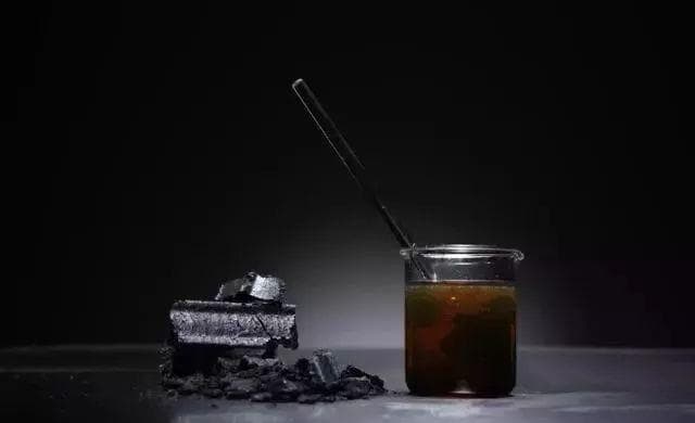 为什么柴油压缩就可以点火，而汽油机却需要火花塞？