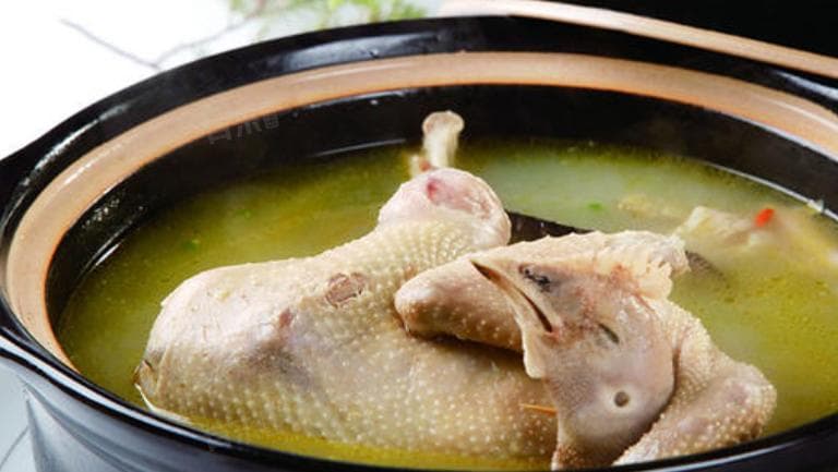坐月子期间食用公鸡还是母鸡？专家解析其营养价值与搭配禁忌