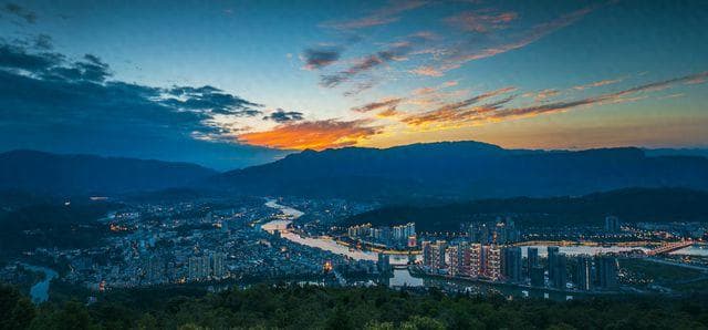 雅安探秘：绝美风景与地道美食，一次旅行的完美结合