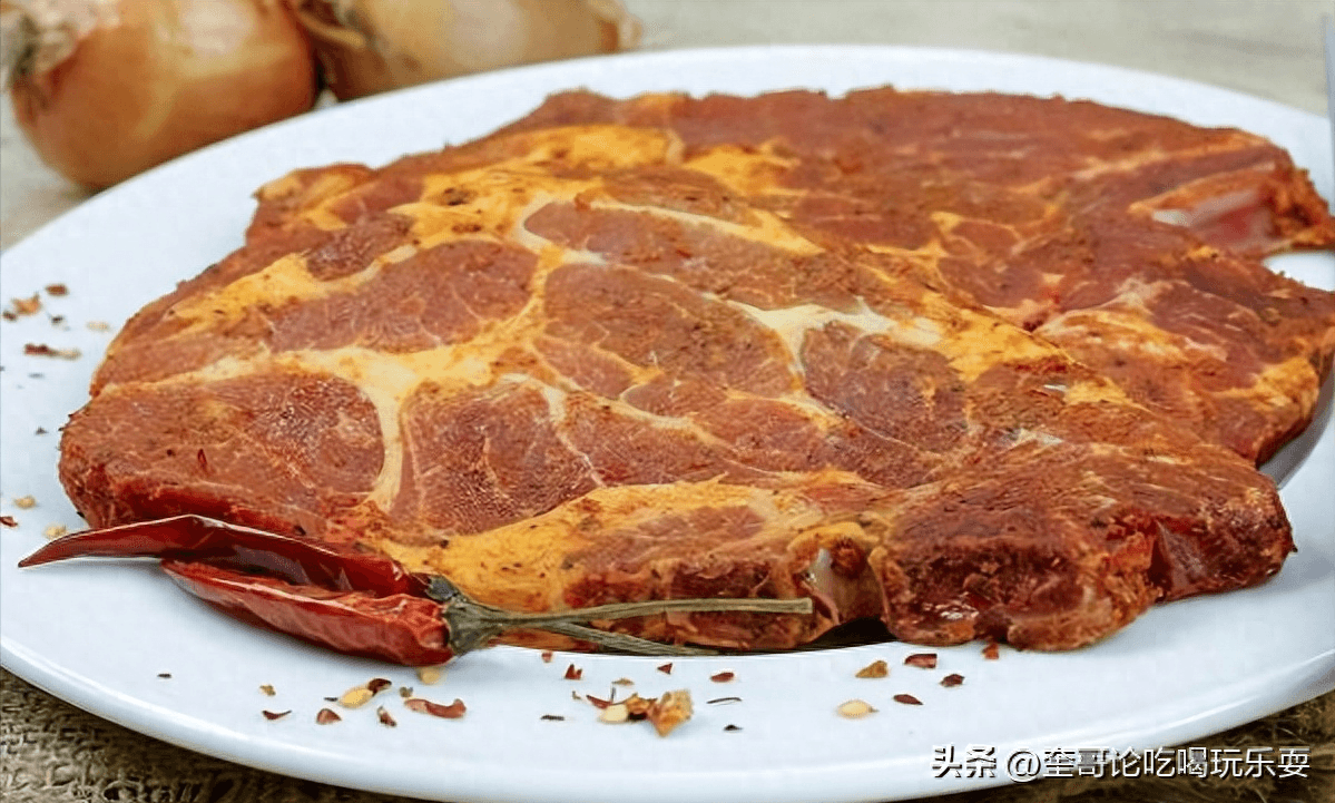 如何腌制牛排让牛肉松软不硬（腌制的目的不仅让牛排更加入味，还能软化肉质）