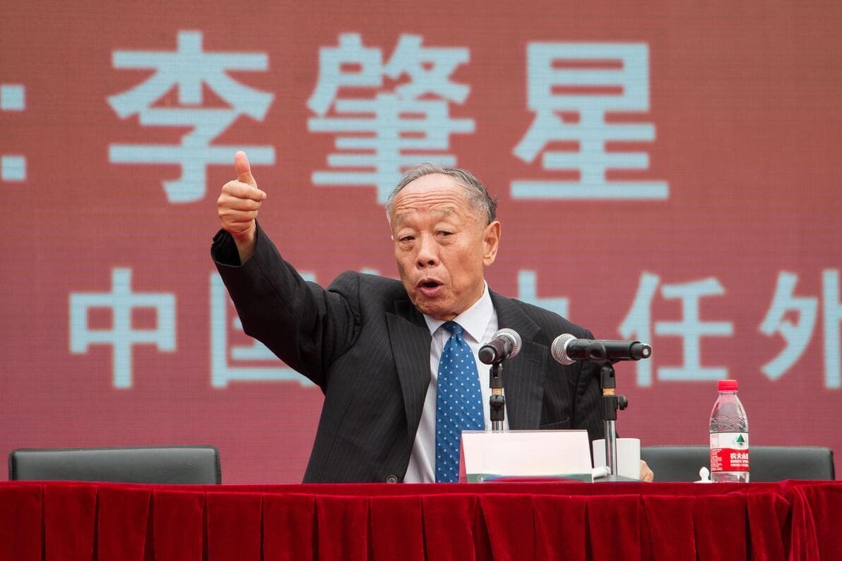 李肇星从外交舞台到演讲台，一位资深外交官的辉煌轨迹