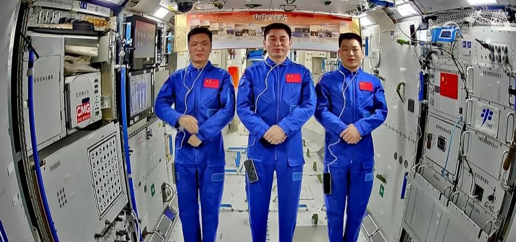 “中国红”闪耀太空 为新时代蓬勃发展的中国航天事业点赞