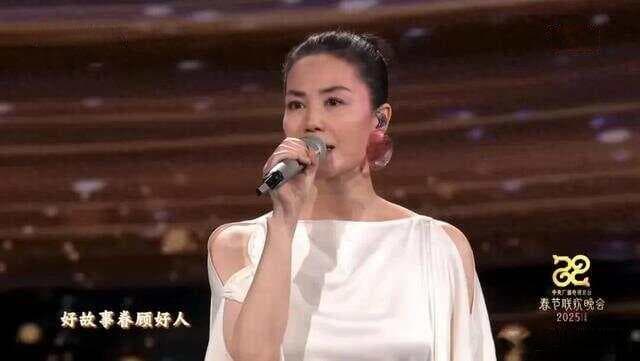 太美！春晚王菲唱歌《世界赠予我的》歌词及歌曲赏析