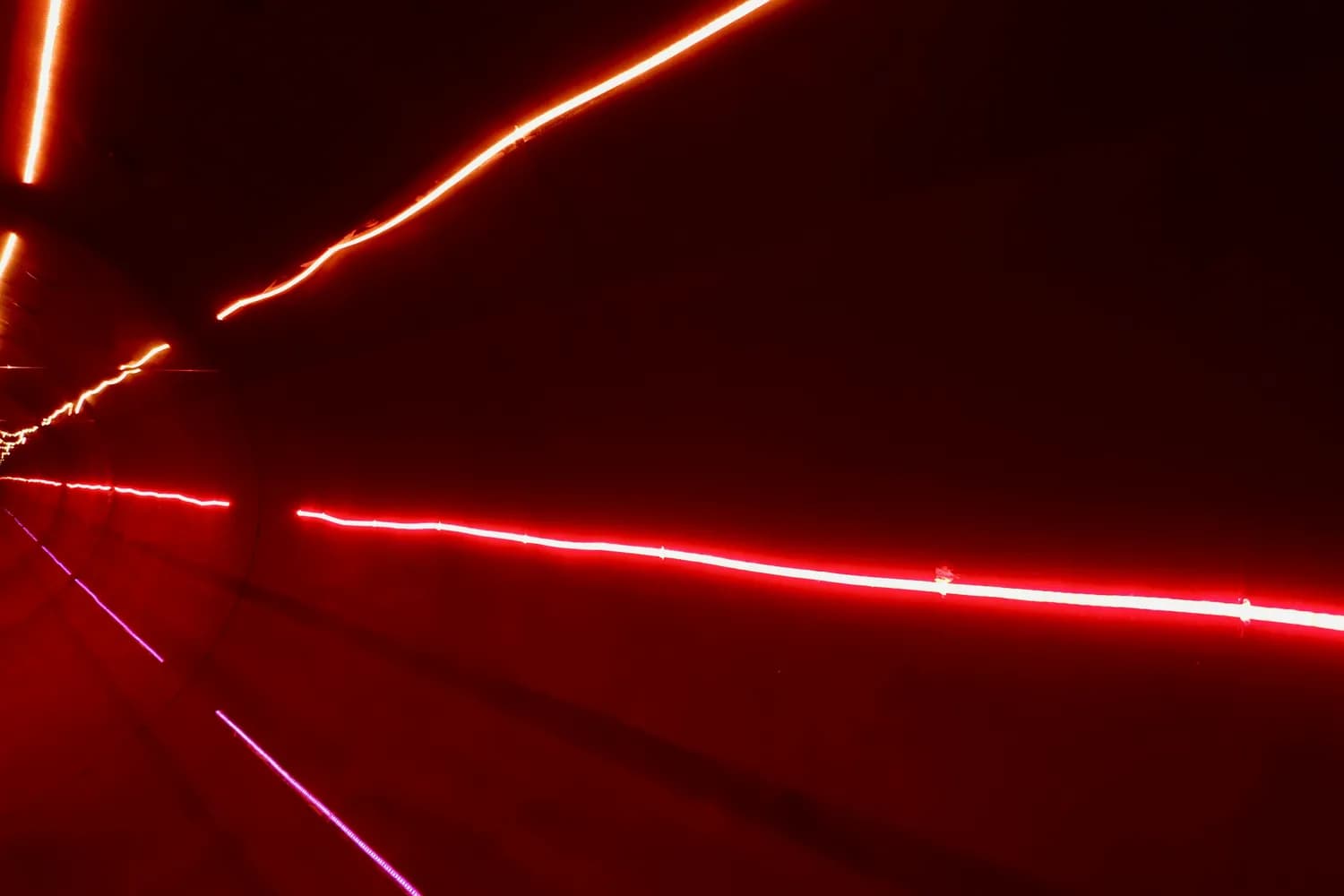 激光灯与LED透镜：提升夜间高速行车安全的两种技术路径
