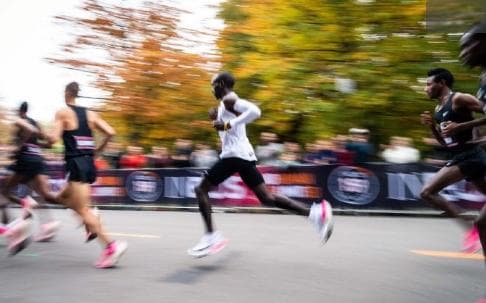 1小时59分40秒！基普乔格破马拉松2小时大关 成历史第一人