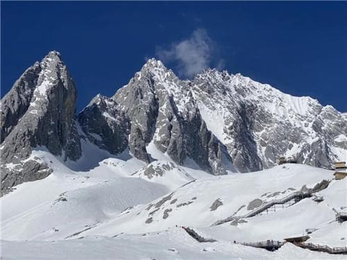 玉龙雪山自驾攻略：停车场、充电站及交通指南