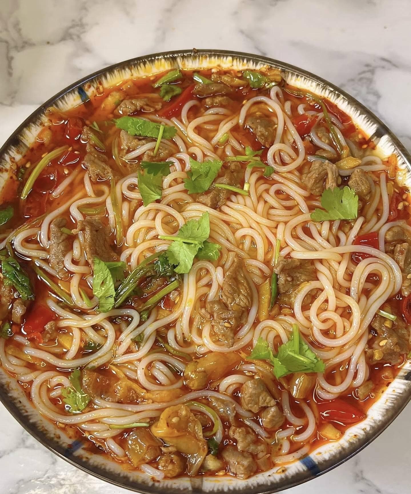 精选食材打造酸辣鲜香：详解泡椒牛肉米线制作要点