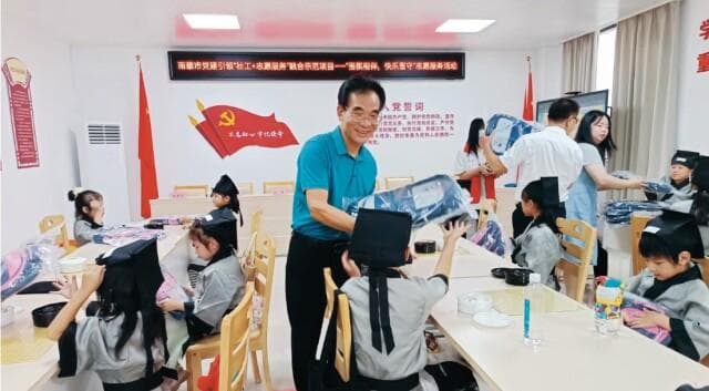 党建引领“社工+志愿服务”，提升社区治理效能