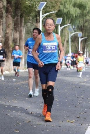81岁退休物理教授完赛73场马拉松：在跑步中收获严谨的科学态度和积极的人生哲学