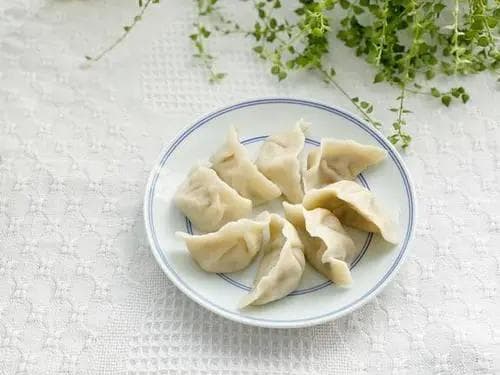 家常白菜猪肉馅饺子，皮薄馅大，咬一口鲜美多汁，太好吃了