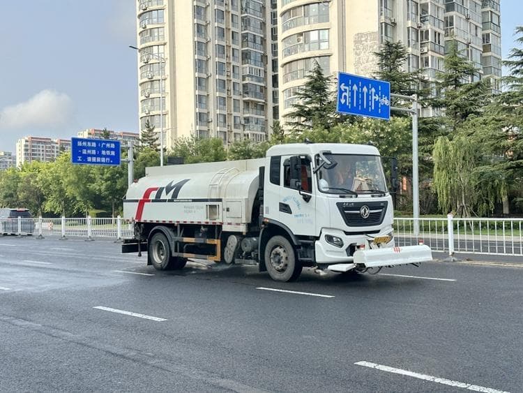 雨后洒水车作业 市民质疑多此一举？相关部门：雨后冲洗路面事半功倍