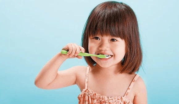 不同年龄段宝宝如何正确刷牙？