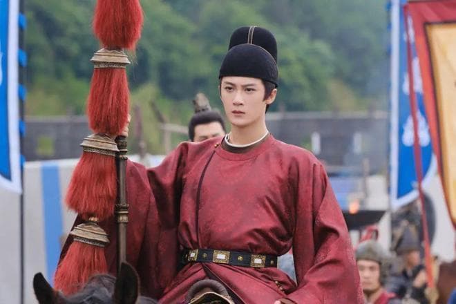 檀健次：从歌手到演员的转型之路