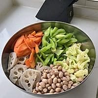 五彩缤纷素什锦：一道色香味俱全的传统素菜