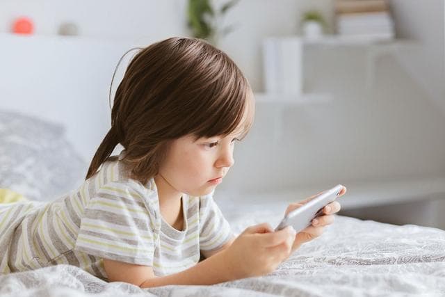 小孩总是玩手机怎么办？有效解决方案与影响分析