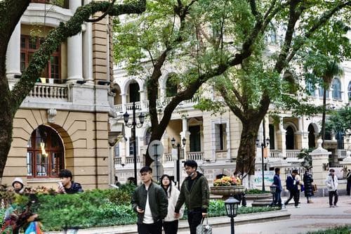 珠江畔的“露天博物馆”：沙面岛百年建筑焕发咖啡新活力