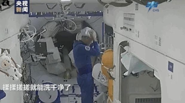 在太空，航天员怎么洗澡？怎么做“大扫除”？