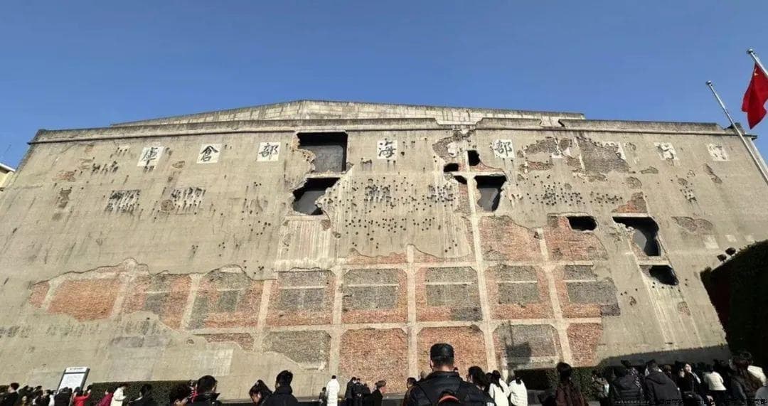 上海四行仓库抗战纪念馆：印报机与《战争与和平》雕塑背后的历史记忆