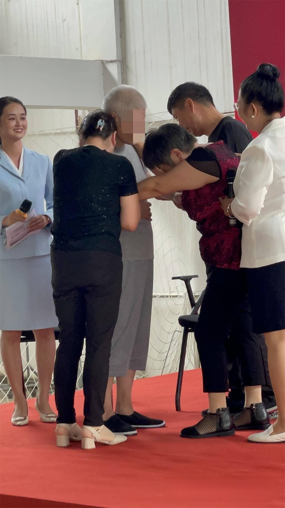 19年后他们含泪相见，漫长寻亲路终于画上完美句点