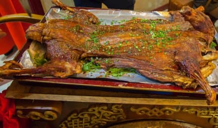 烤全羊：新疆传统名菜的文化传承与制作工艺