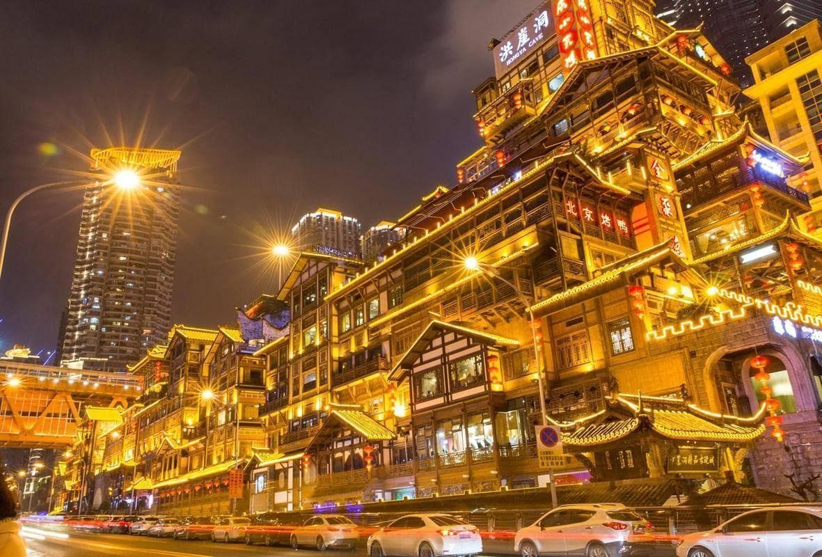 重庆旅游必去之地：洪崖洞——巴渝风情与现代光影的完美交融