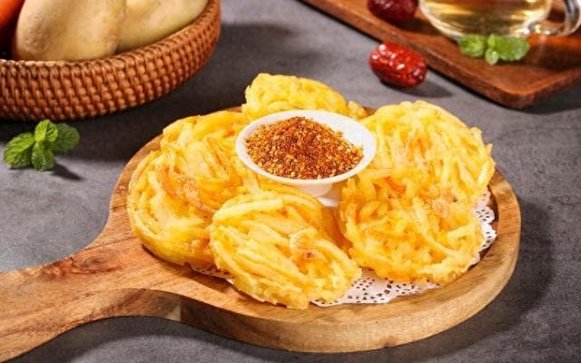 两三个土豆就能做：外酥里嫩的土豆丝饼