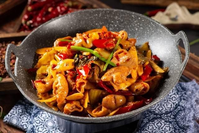 洗肥肠时，不用盐不用醋，大厨：教你正确做法，无异味，比肉还香