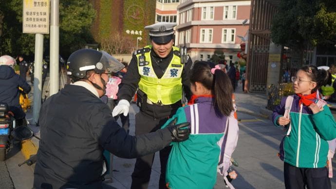 电动车接送孩子忘戴头盔怎么办？警校联手，上学路上有了“共享头盔”
