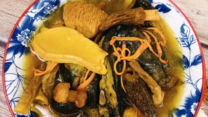 调理肝肾、提高免疫力：八珍菌菇乌鸡汤制作全攻略